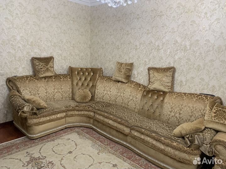 Диван и холл