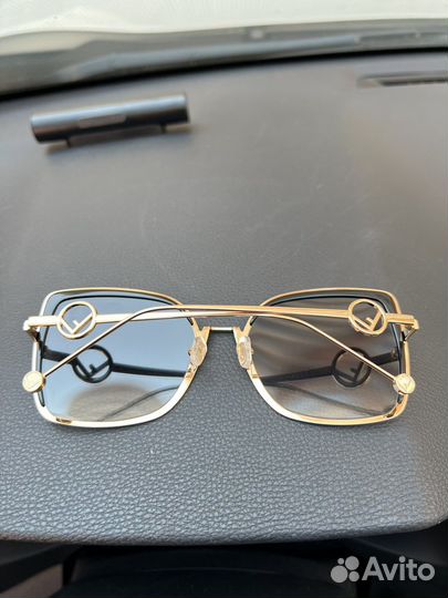 Солнцезащитные очки fendi