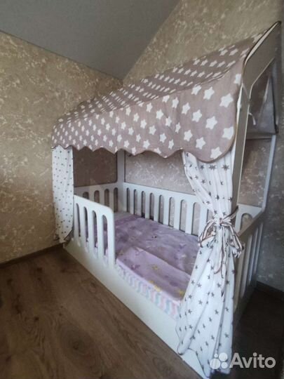 Детская кроватка домик