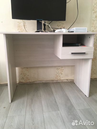 Письменный стол