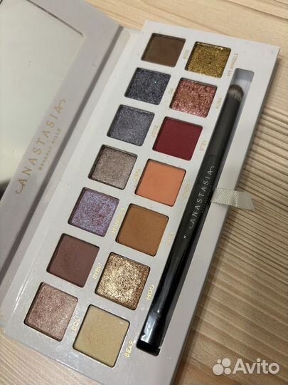 Пателка теней Anastasia Beverly Hills Carli Bybel