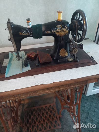 Продам ножную швейную машинку Зингер