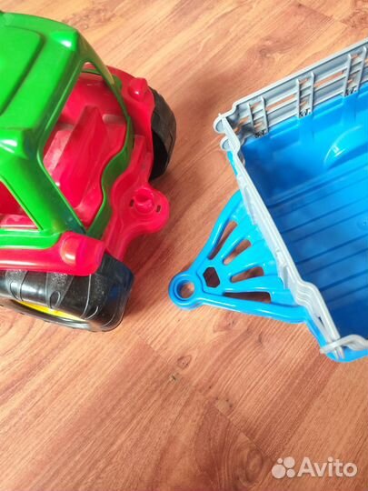 Большой трактор с прицепом