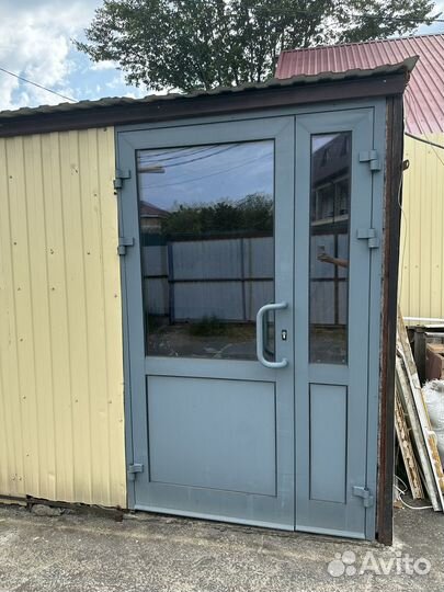 Дверь алюминиевая