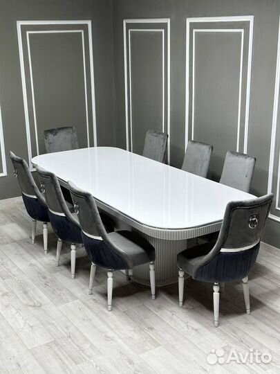 Стол и стулья