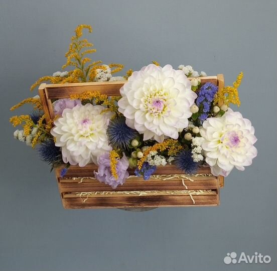 Композиция с Георгинами в деревянном ящике