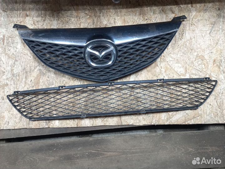 Продам решётку радиатора Mazda