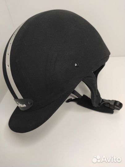 Для верховой езды: шлемы, ботинки, сапоги, краги