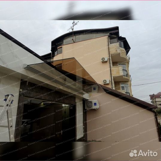 Стеклянный козырек над входной дверью