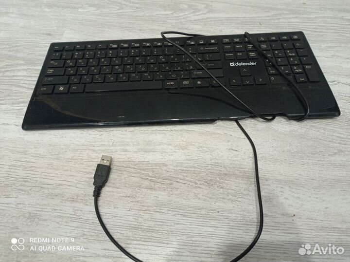 Монитор для компьютера и клавиатура