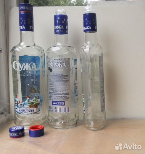 Бутылки от водки, вина, наливки с пробками