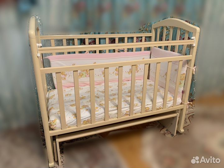 Детская кроватка с маятником