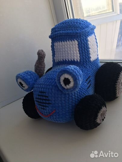 Игрушка синий трактор