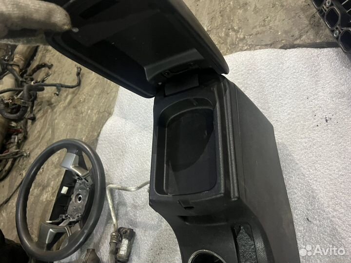 Подлокотник Geely Emgrand EC7