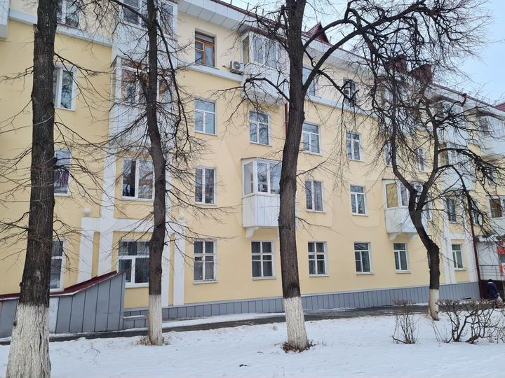 Доля в 2-к. квартире, 59 м², 1/4 эт.