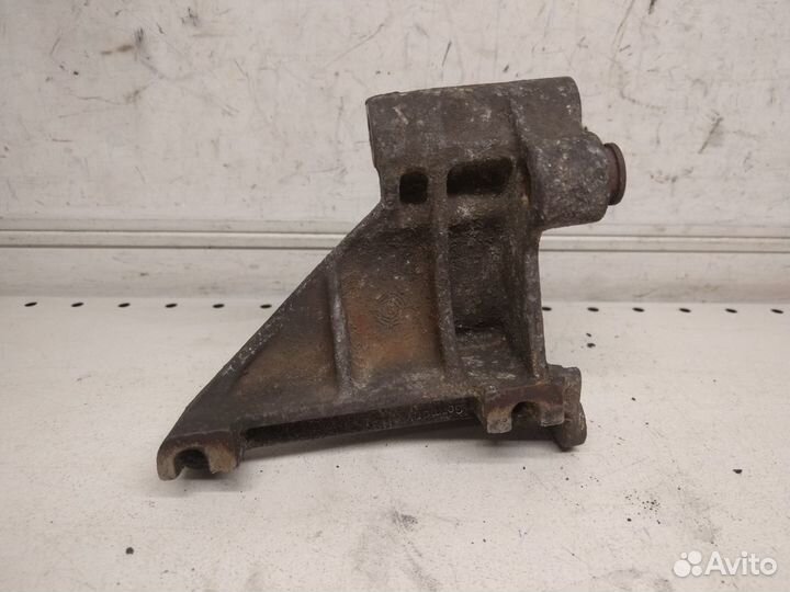 Кронштейн насоса гур VW Golf3 Passat B3 B4