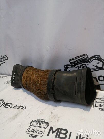 Патрубок воздушного фильтра левый Mercedes W211