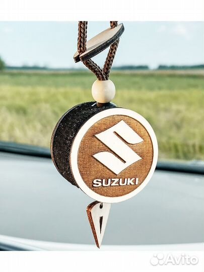 Ароматизатор подвеска деревянная в авто Suzuki