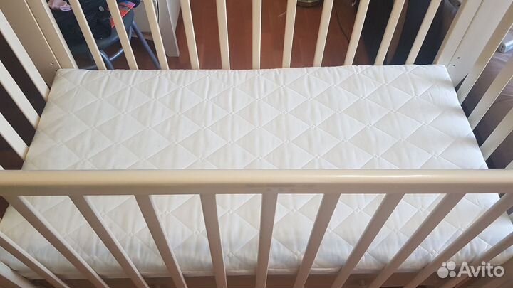 Детская кроватка с маятником и ящиком