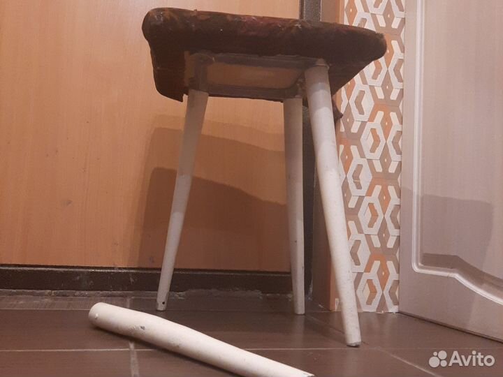 Табуретка,без одной ножки