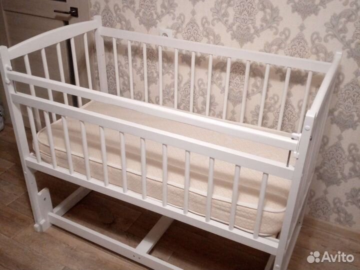 Детская кроватка с маятником