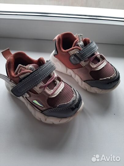Кроссовки для девочки размер 24