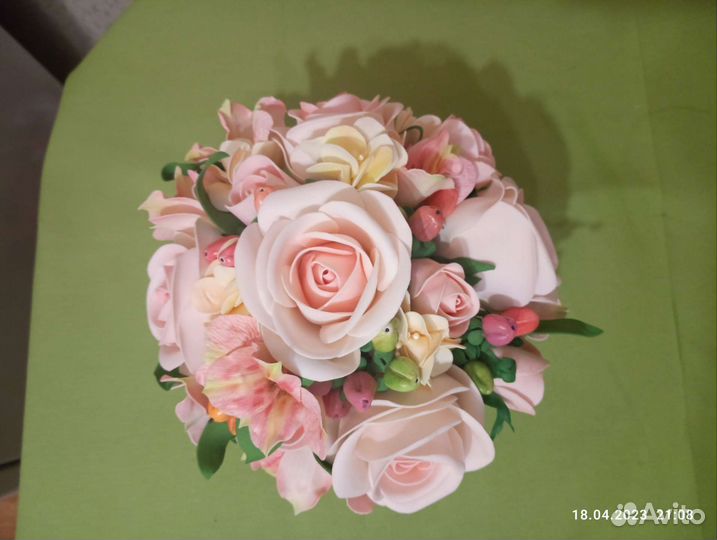 Букет на выпускной, небольшой подарок