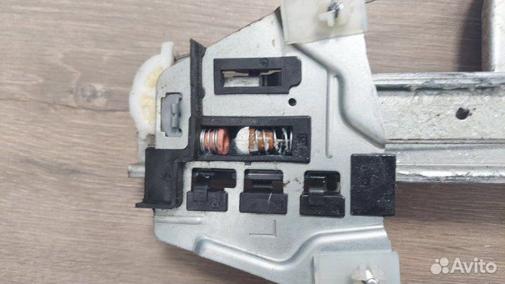 Стеклоподъемник задний левый Mitsubishi Pajero 4