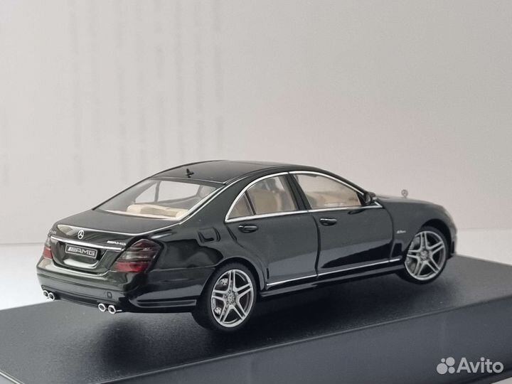 Модель Mercedes Benz S63 AMG (W221) 1:43 Autoart