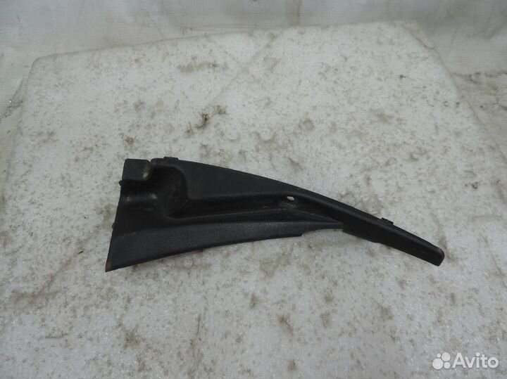 Уголок решётки стеклоочистителей правый Mazda 3 20