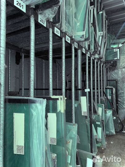 Стекло переднее нижнее правое на New Holland B80B