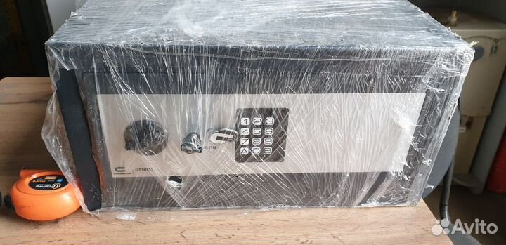 Сейф металлический, денежный ящик