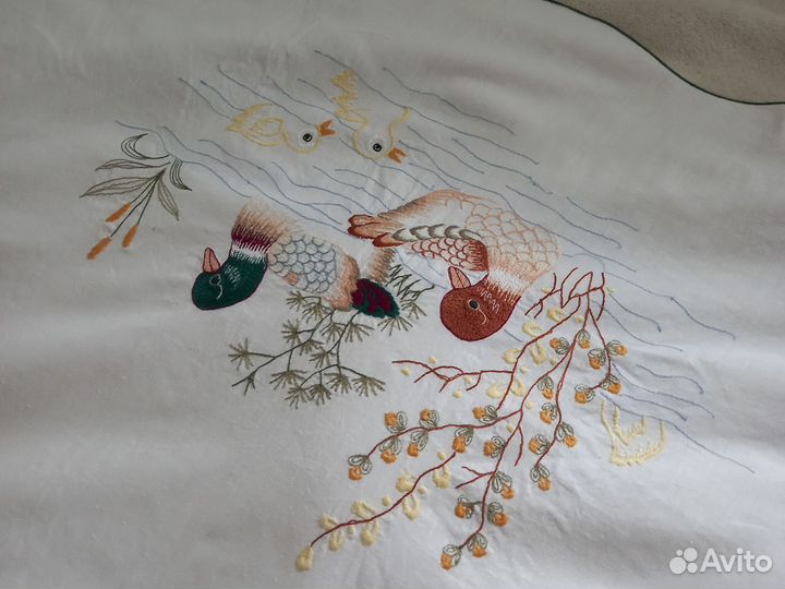 Белая хлопковая скатерть с вышивкой