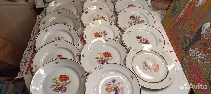 Тарелки и блюдца