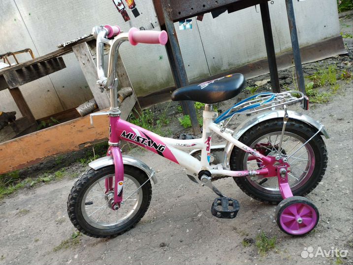 Детский велосипед с дополнительными колесами