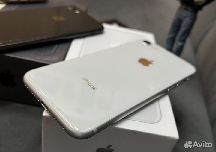 Телефон iPhone 8
