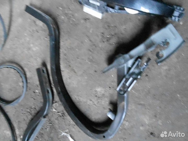 Петля крышки багажника левая Chevrolet Aveo T300 2