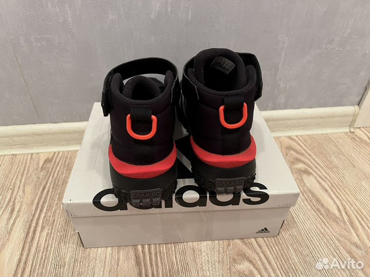 Продам демисезонние кроссовки adidas