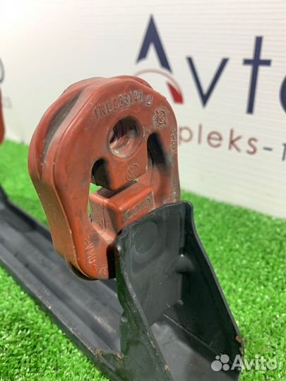 Кронштейн глушителя Volkswagen Touran 1T cavc 2011