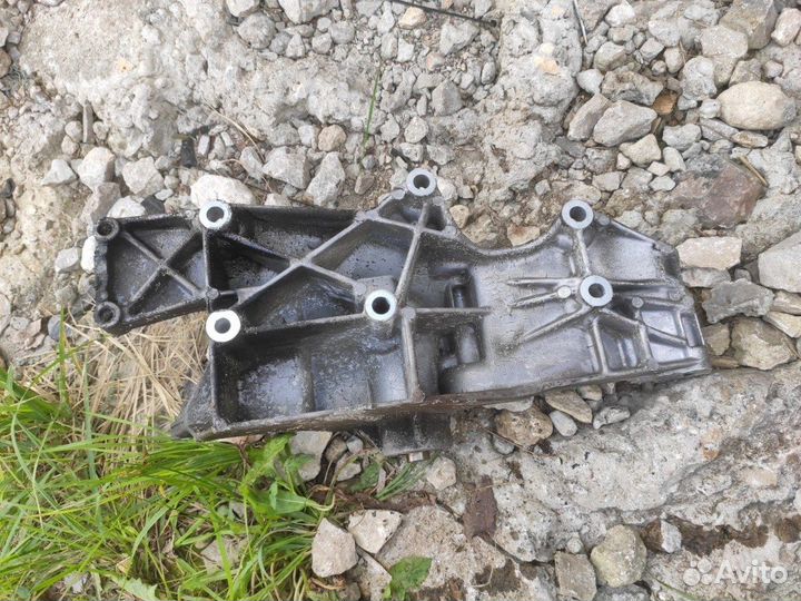 Кронштейн Volkswagen Passat B5 1.6