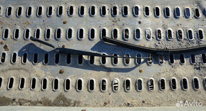 Поводок стеклоочистителя передний левый VW Golf 4