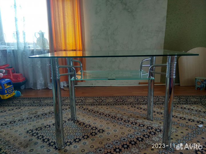 Кухонный стол стеклянный