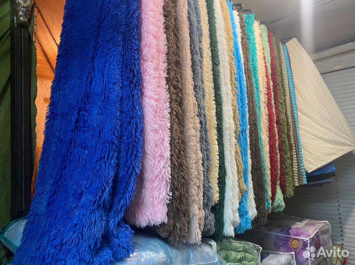 Пледа, покрывало, подушки, постели