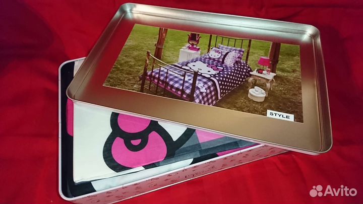 Комплект белья Китти в металлической коробке