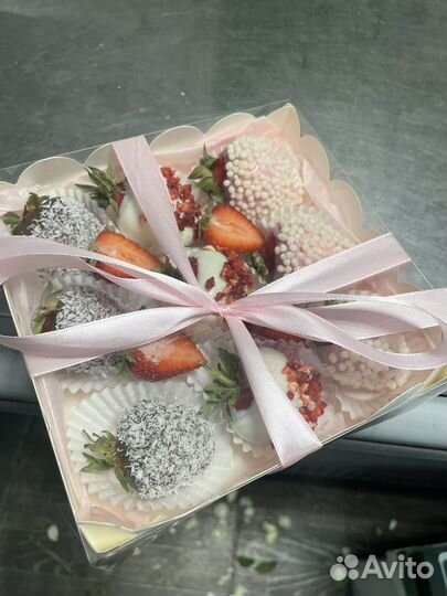 Букет из пионовидных роз + клубника в шоколаде