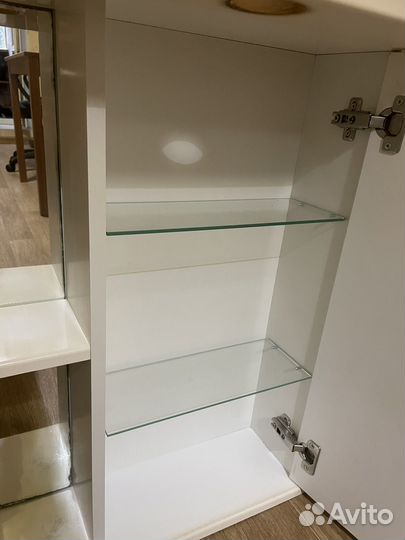 Зеркало в ванную с полочкой