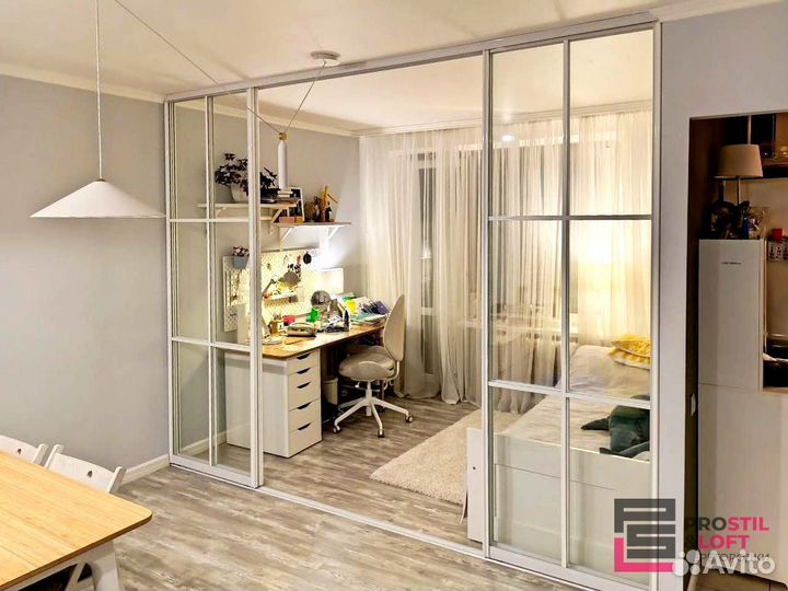 Стеклянная перегородка для зонирования комнат в Москве