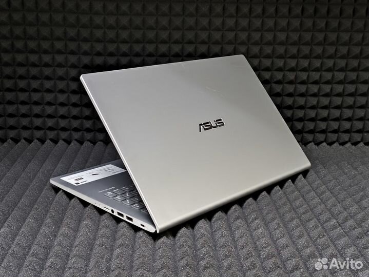 Шустрый свежий светлый ноутбук Asus