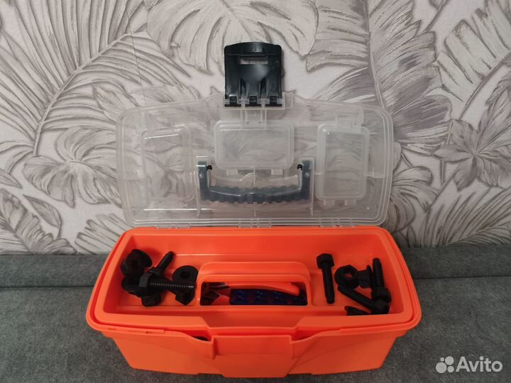 Игрушечный набор инструментов в чемодане