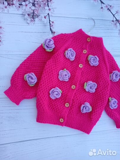 Детский вязанный кардиган с цветами ручной работы